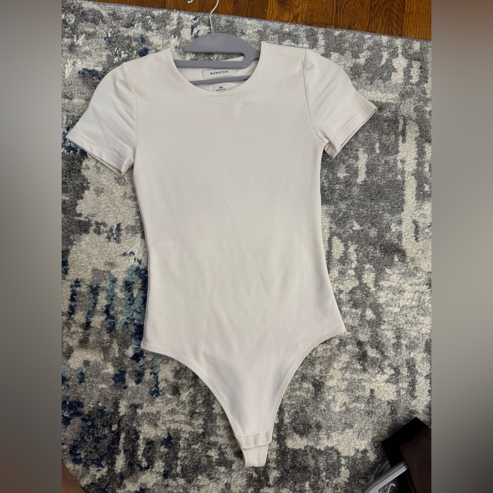 Aritzia Babaton Shortsleeve contour bodysuit in xxs cream white